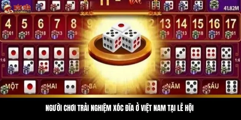 Người chơi trải nghiệm xóc đĩa ở Việt Nam tại lễ hội